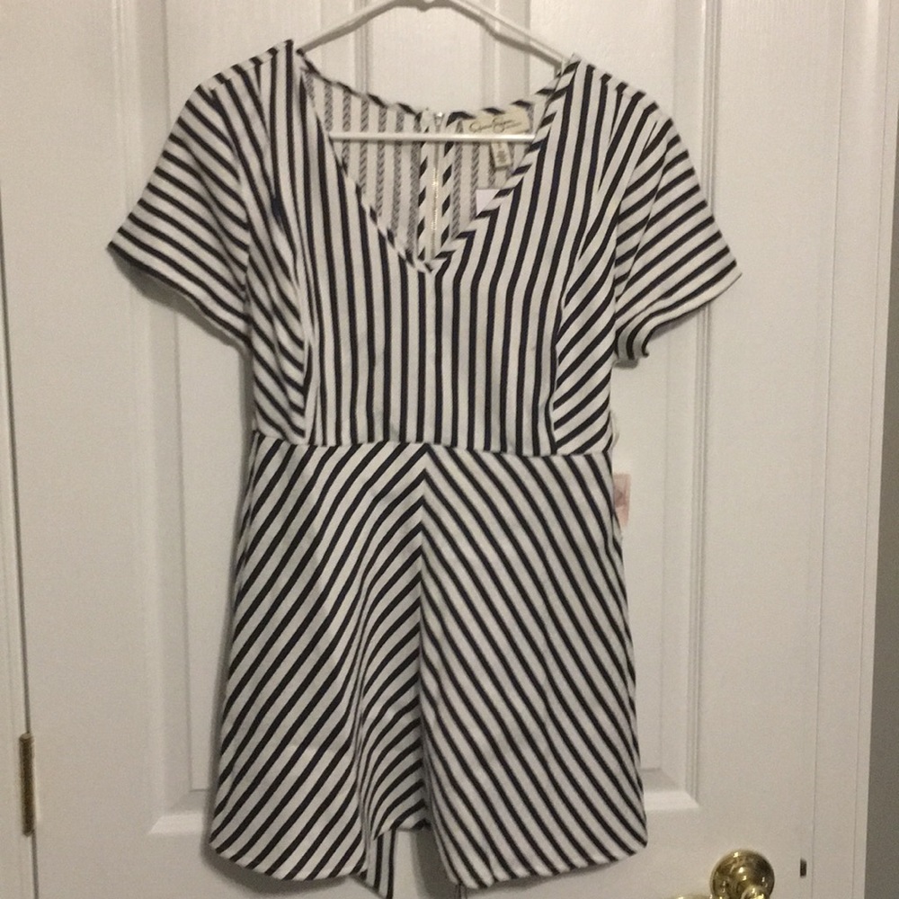 Jessica Simpson maternity shirt